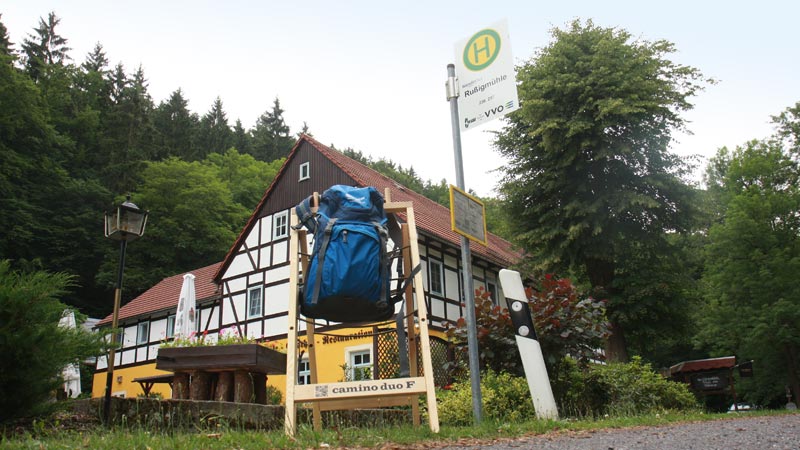 Rucksackparker im Biergarten
