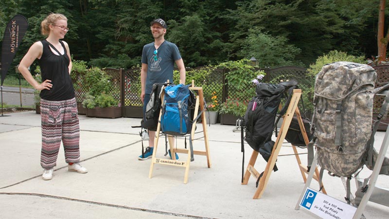 Rucksackparker im Biergarten
