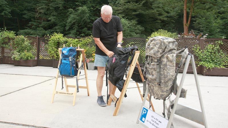 Rucksackparker im Biergarten