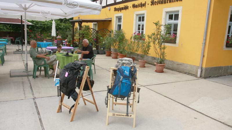 Rucksackparker im Biergarten