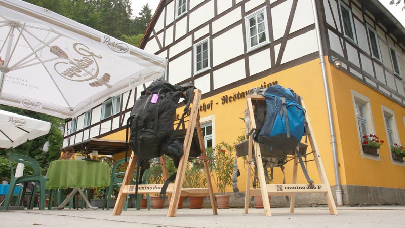 Rucksackparker im Biergarten