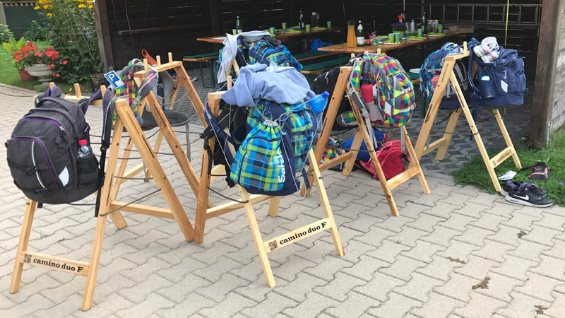 Rucksackparker auf dem Parkplatz